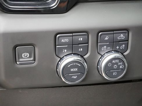 Used 2025 GMC Sierra 2500 AT4 w/ AT4 Premium Plus Package AWD/4WD image 37
