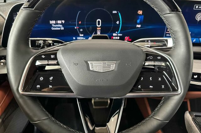 Certified 2025 Cadillac Optiq Sport 2 w/ LPO, ONYX Package AWD/4WD image 23