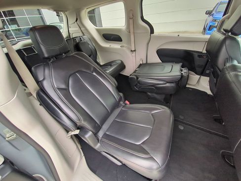 Used 2023 Chrysler Pacifica Touring-L FWD image 33