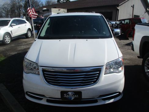 Used 2014 Chrysler Town & Country Touring-L w/ Driver Convenience Group image 2