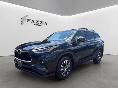 Used 2021 Toyota Highlander XLE AWD/4WD image 1