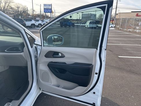 Used 2018 Chrysler Pacifica Touring-L Plus image 16