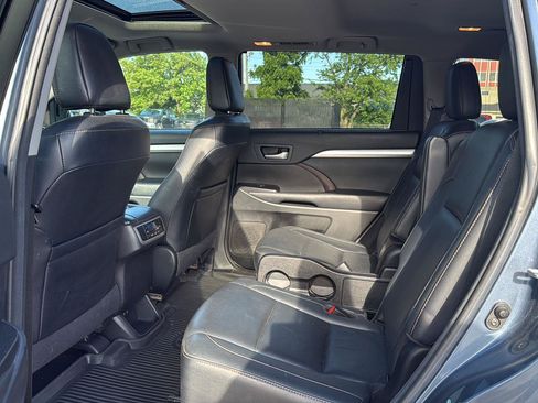 Used 2017 Toyota Highlander XLE AWD/4WD image 10