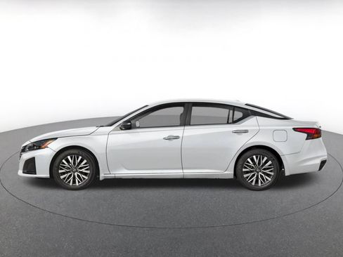 Used 2025 Nissan Altima 2.5 SV FWD image 3