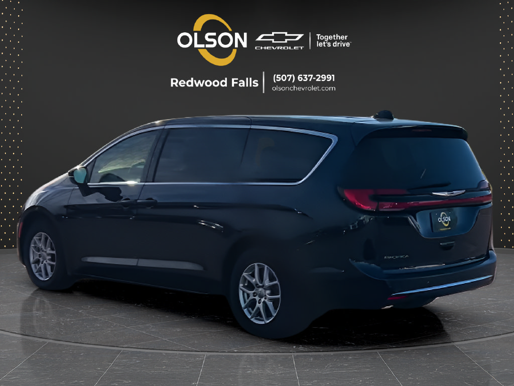 Used 2024 Chrysler Pacifica Touring-L FWD image 3