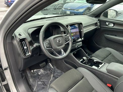Used 2023 Volvo XC40 Recharge Plus image 16