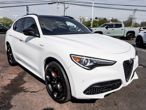 Used 2023 Alfa Romeo Stelvio Veloce image 3