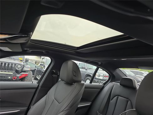 Used 2025 BMW 330i Sedan image 25