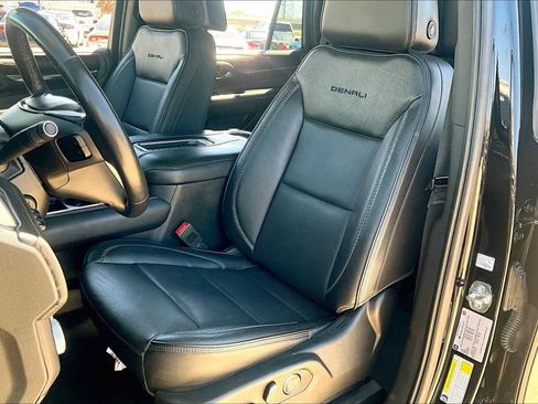 Used 2021 GMC Yukon Denali w/ Denali Premium Package image 8
