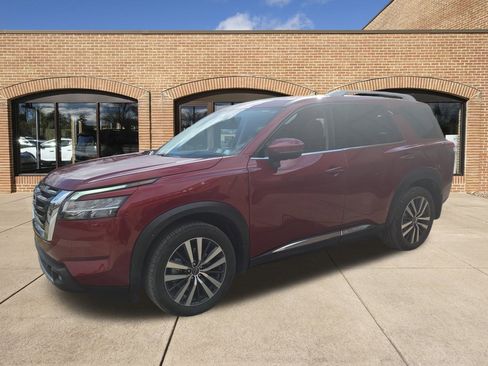 Used 2022 Nissan Pathfinder Platinum w/ Cargo Package image 8