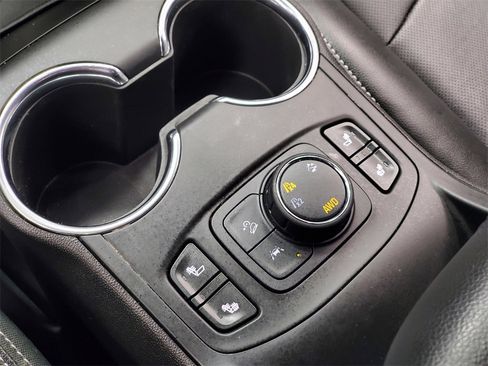 Used 2024 GMC Terrain SLT image 18