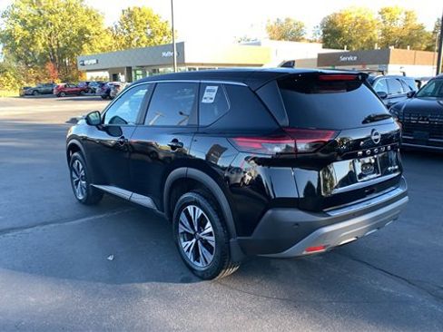 Used 2023 Nissan Rogue SV image 3