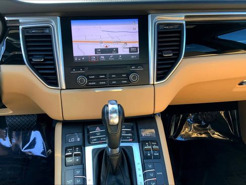 Used 2017 Porsche Macan image 33