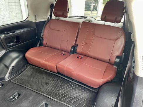 Used 2019 Lexus LX 570 4WD w/ Luxury Package image 33