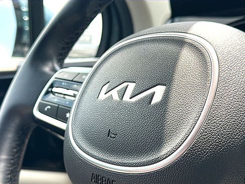 Used 2023 Kia Carnival EX FWD image 31