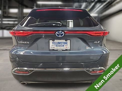 Used 2024 Toyota Venza XLE image 3