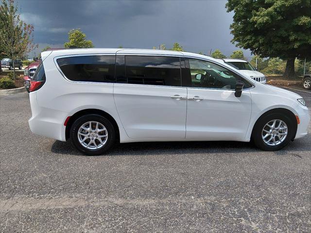 Certified 2024 Chrysler Pacifica Touring-L FWD image 2