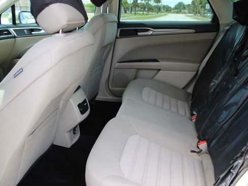 Used 2017 Ford Fusion SE FWD image 18