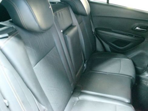 Used 2019 Chevrolet Trax LT w/ LT Convenience Package FWD image 11