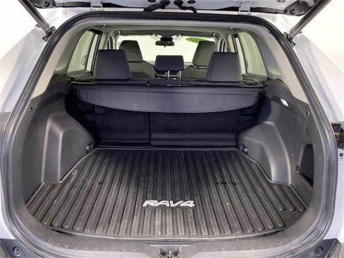 Used 2022 Toyota RAV4 XLE w/ Convenience Package image 8