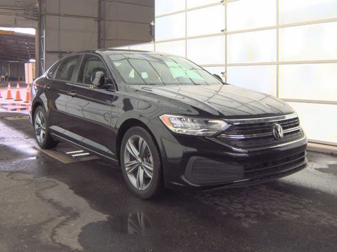 Used 2024 Volkswagen Jetta SE FWD image 2