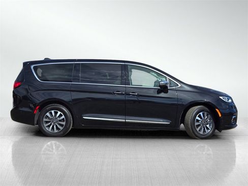 Used 2022 Chrysler Pacifica Limited w/ Uconnect Theater Family Group image 3