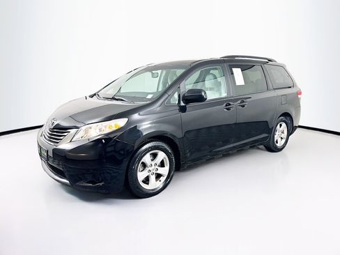 Used 2011 Toyota Sienna LE w/ Towing Pkg FWD image 3