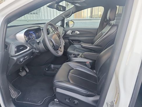 Used 2023 Chrysler Pacifica Touring-L w/ S Appearance Package AWD/4WD image 6