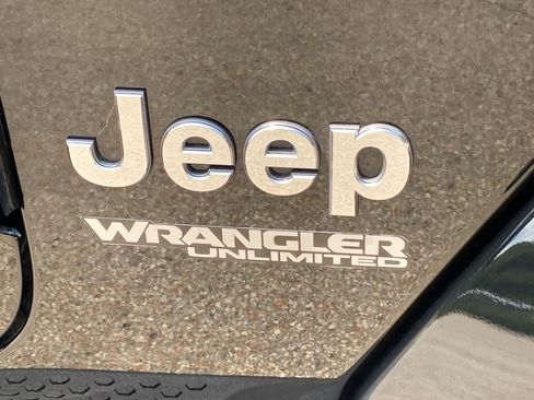 Used 2021 Jeep Wrangler Unlimited Sahara w/ Dual Top Group AWD/4WD image 17