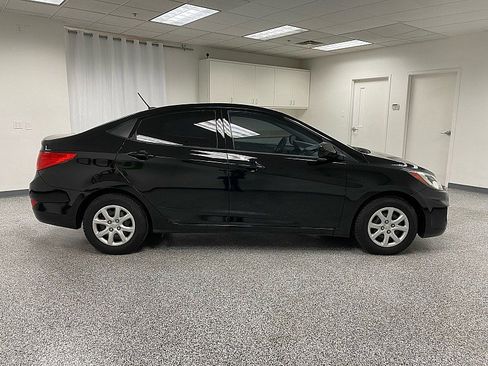 Used 2012 Hyundai Accent GLS image 4