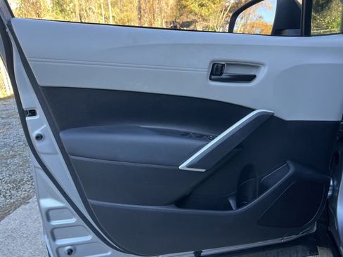 Used 2024 Toyota Corolla Cross L image 10