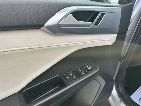 Used 2025 Volkswagen Taos SE image 18