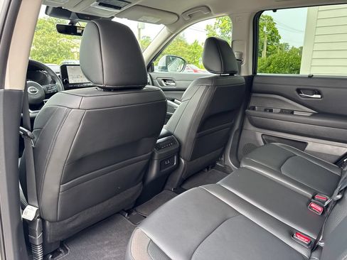 Used 2025 Nissan Pathfinder SL AWD/4WD image 25