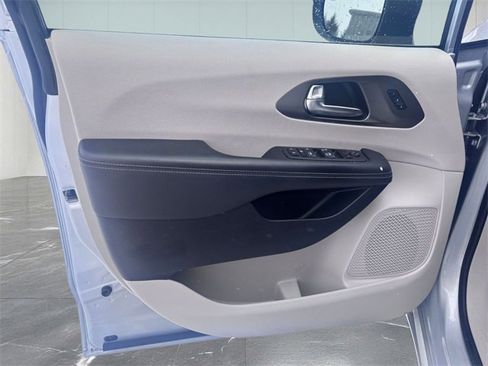 Certified 2023 Chrysler Pacifica Touring-L image 12