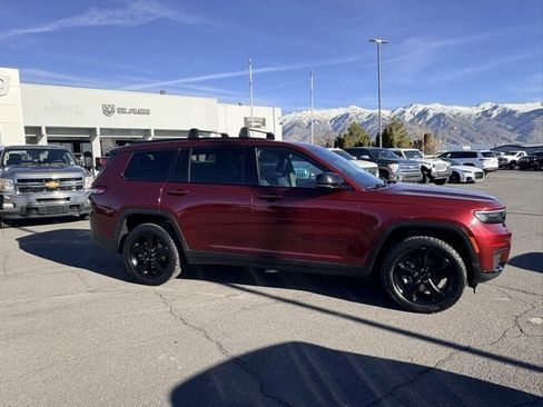 Used 2022 Jeep Grand Cherokee L Laredo image 2