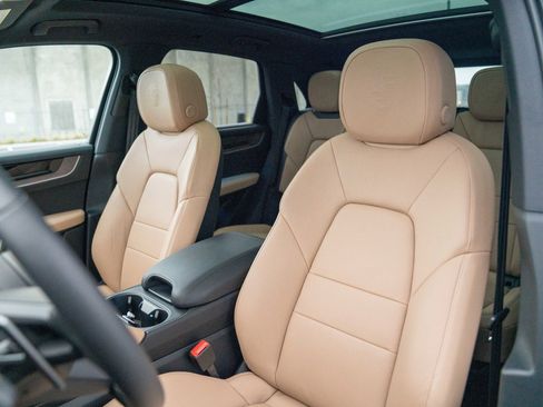 Certified 2026 Porsche Cayenne image 5