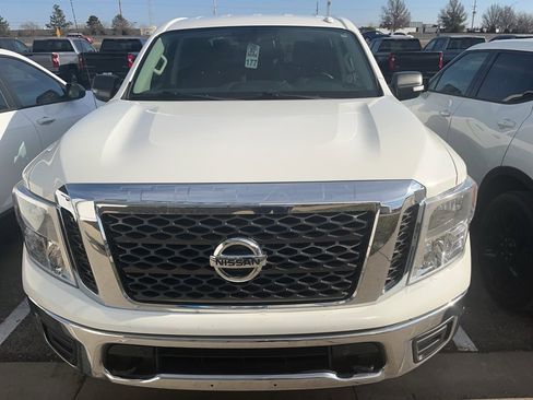 Used 2018 Nissan Titan SV w/ SV Convenience Package image 2