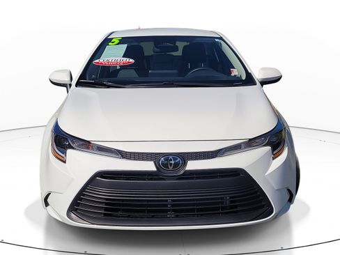 Used 2025 Toyota Corolla LE image 2