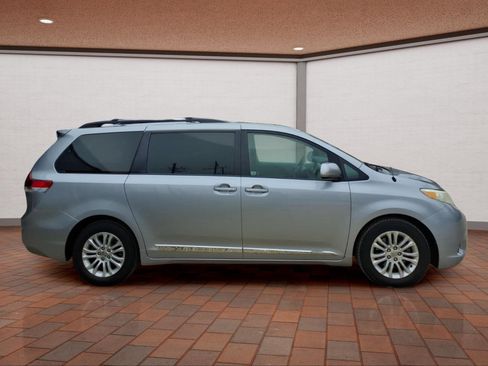 Used 2013 Toyota Sienna XLE FWD image 8