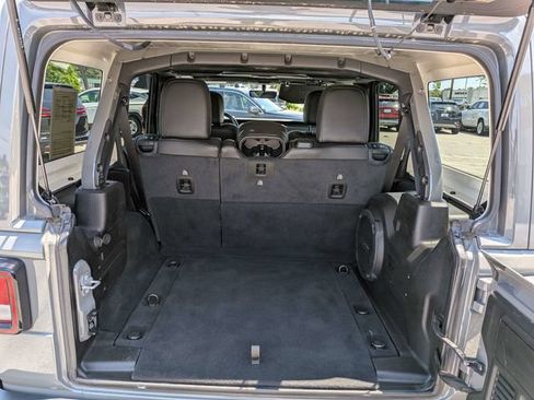 Used 2022 Jeep Wrangler Unlimited Sahara w/ Cold Weather Group AWD/4WD image 14