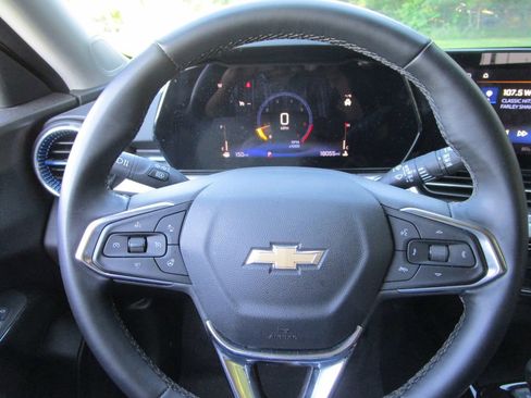 Used 2025 Chevrolet Trax LT w/ LT Convenience Package FWD image 22