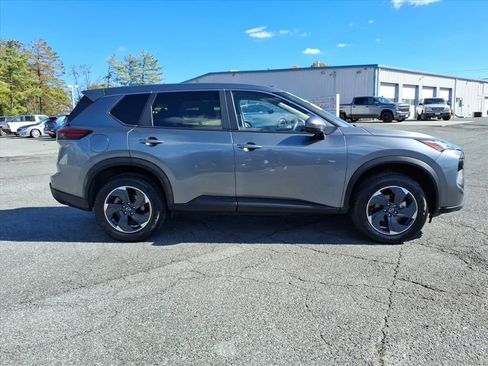 Used 2024 Nissan Rogue SV image 3