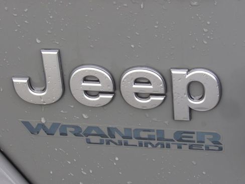 Used 2019 Jeep Wrangler Unlimited Sahara w/ Safety Group AWD/4WD image 10