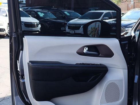 Used 2021 Chrysler Voyager Lxi image 40