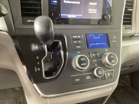 Used 2015 Toyota Sienna LE image 32