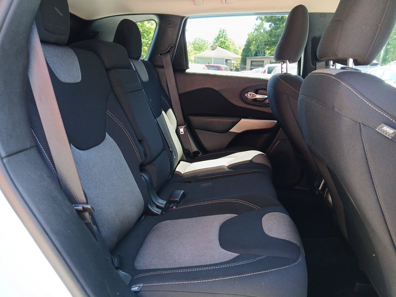 Used 2018 Jeep Cherokee Latitude w/ Altitude Package FWD image 12