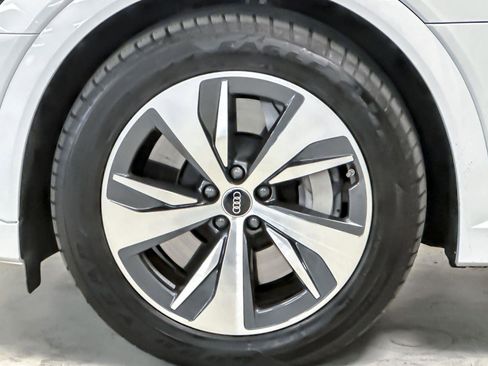 Used 2024 Audi Q8 e-tron Prestige image 25