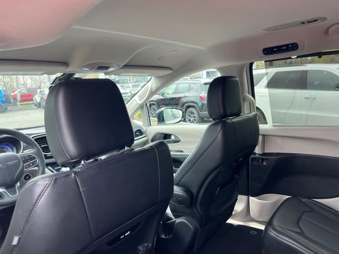 Used 2024 Chrysler Pacifica Touring-L FWD image 31