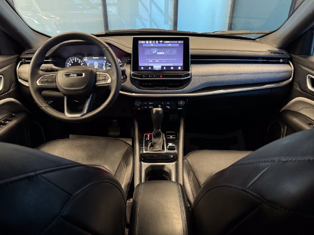 Used 2023 Jeep Compass Latitude AWD/4WD image 9