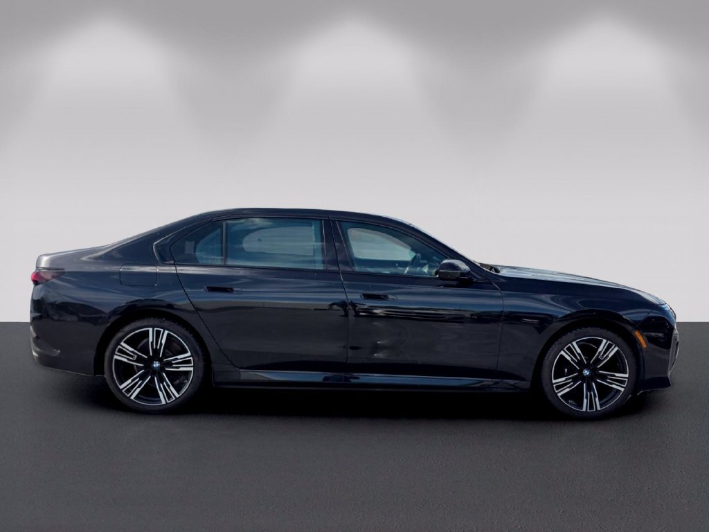 Certified 2023 BMW i7 xDrive60 w/ Parking Assistance Package AWD/4WD image 3